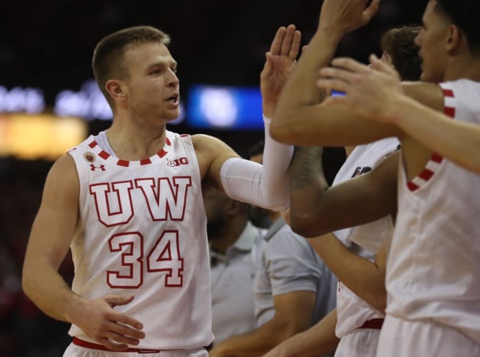 WisconsinBradDavisonBenchHigh5
